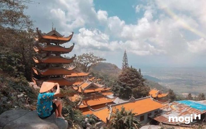 Mũi Né có gì chơi? Núi Tà Cú chắc chắn là một gợi ý không thể bỏ qua dành cho những tín đồ yêu thích thử thách và thiên nhiên.