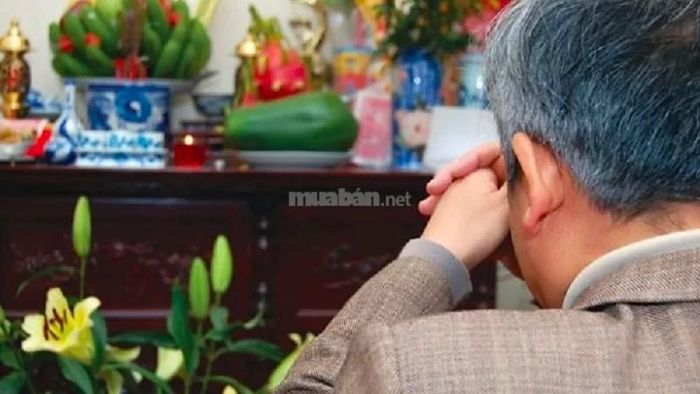 Lúc cúng, gia chủ cần khấn bái thành tâm và chân thành để thể hiện lòng tôn kính.
