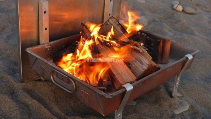 Đặt bếp than ở cửa chính và đốt trước khi bước vào nhà.
