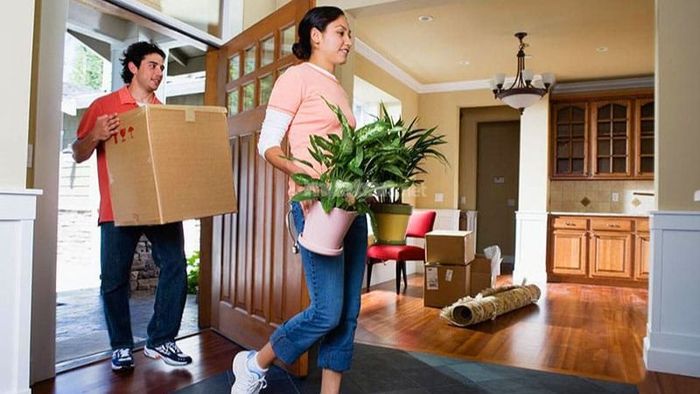 Sau khi hoàn tất lễ cúng và khấn, gia đình bắt đầu chuyển đồ đạc vào nhà.