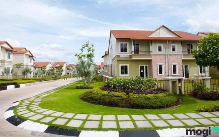 Chọn hướng nhà dựa trên cung mệnh của gia chủ giúp gia đình có không gian sống hài hòa và phát triển.