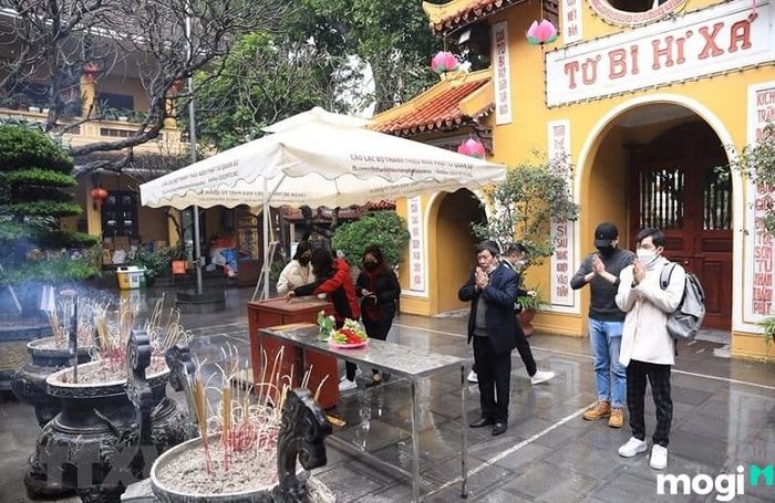 Vào Tết Nguyên Tiêu, người dân Việt Nam thường đi lễ chùa để cầu mong bình an và may mắn cho năm mới.