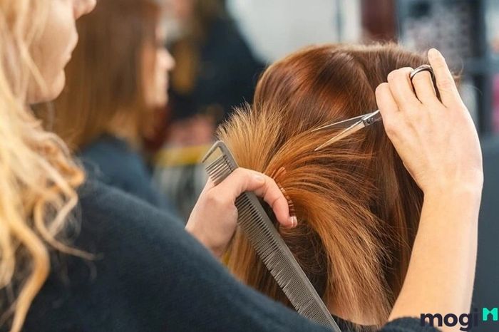 Nếu mơ thấy cắt tóc buổi trưa, điều này ám chỉ rằng bạn sẽ gặp nhiều may mắn trong công việc sắp tới.