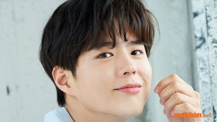 Nam giới có nốt ruồi ở gò má là những người hiền lành và chân chất. Họ ưa thích sự an toàn, nên cuộc sống của họ thường chỉ đạt mức đủ đầy, không có nhiều sự phồn vinh hay thịnh vượng.