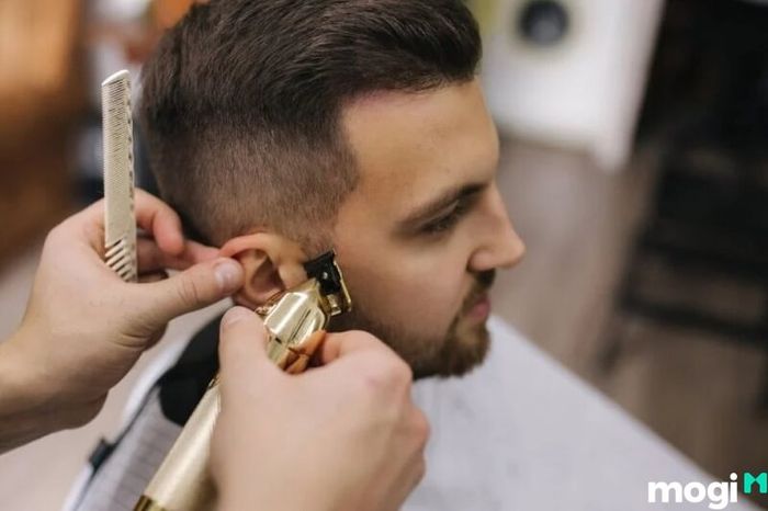 Khi bạn mơ thấy cắt tóc cho người lạ, đây có thể là dấu hiệu cho thấy một mối quan hệ mới trong công việc hoặc cuộc sống sẽ đến. Bạn sẽ gặp gỡ những người mới, có thể tạo ra những cơ hội thú vị.