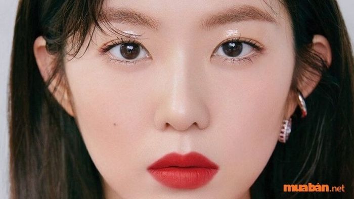 Theo quan niệm xưa, phụ nữ có nốt ruồi trên gò má thường bị cho là thiếu đoan trang, có thể gặp phải vận xui trong tình yêu, thậm chí bị gắn mác là người dễ gây mối quan hệ rạn nứt hoặc sát phu. Họ sẽ đối mặt với không ít khó khăn trong chuyện tình cảm.