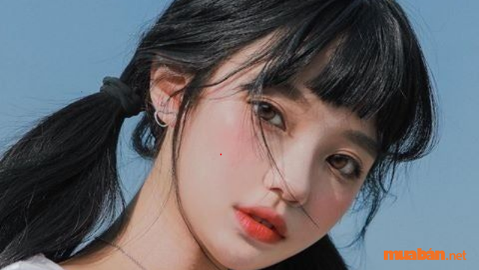 Nốt ruồi son ở gò má nam giới không chỉ tượng trưng cho sự phát tài, mà còn cho thấy họ là người biết cách duy trì các mối quan hệ, yêu thương gia đình và có thái độ sống rất tôn trọng mọi người, được mọi người yêu mến.