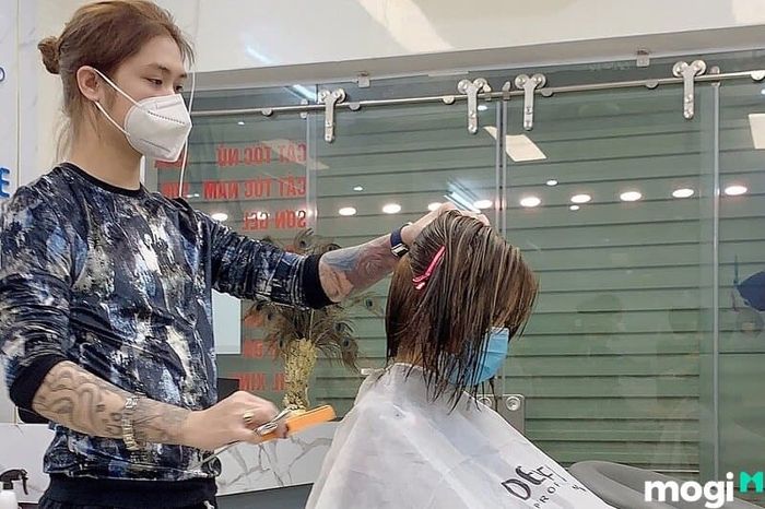 Mơ thấy cắt tóc và chảy máu là điềm báo không tốt, bạn cần phải chú ý đến sức khỏe của mình và hành động cẩn trọng trong thời gian tới.