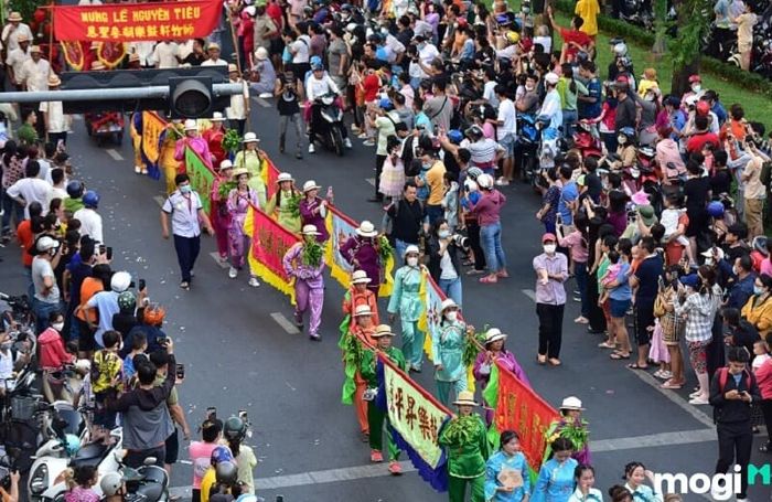 Tết Nguyên Tiêu của người Hoa là dịp để tổ chức các hoạt động múa lân sôi động và đầy màu sắc.