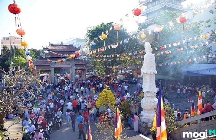 Vào ngày Tết Nguyên Tiêu, tức là từ 14 đến 15 tháng Giêng âm lịch, người dân thường đi lễ chùa và tham gia các hoạt động thiện nguyện.