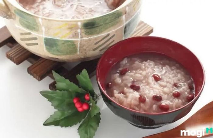 Trong Tết Nguyên Tiêu tại Nhật Bản, người dân ăn cháo đậu đỏ để cầu cho vụ mùa bội thu.