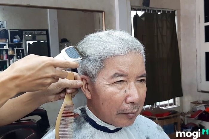 Nếu bạn mơ thấy mình cắt tóc cho cha mẹ, điều này có thể là dấu hiệu cho thấy bạn chưa dành đủ thời gian cho gia đình, hãy quan tâm và chăm sóc họ nhiều hơn.