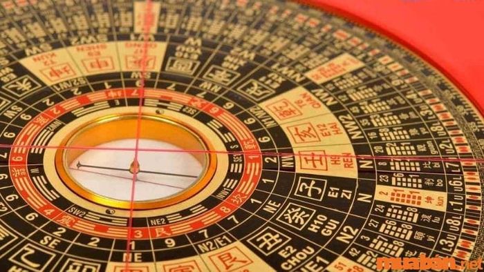 Phong thủy Bát Trạch là một khái niệm quan trọng trong việc xác định các yếu tố phong thủy liên quan đến hướng nhà và mệnh của gia chủ.