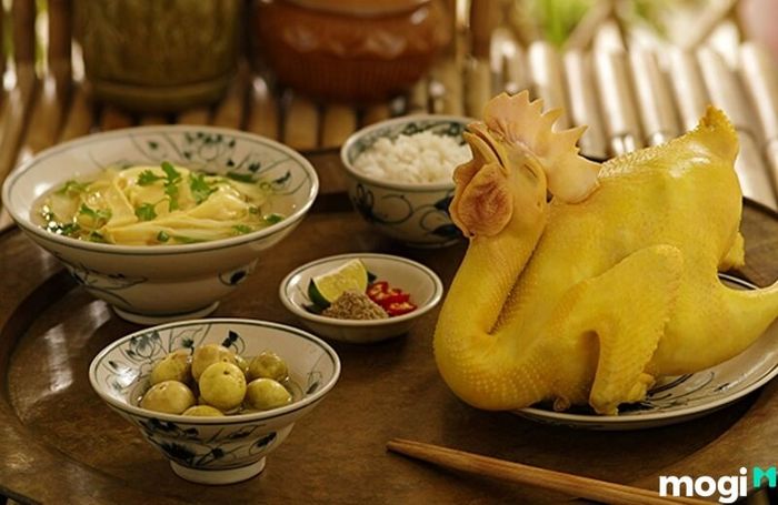 Mâm cúng mặn trong dịp Tết Nguyên Tiêu của người Việt thường gồm các món như heo luộc, măng xào, xôi gấc, chè trôi nước và nhiều lễ vật khác.