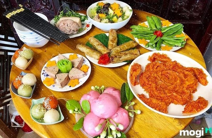 Mâm cúng chay trong ngày Tết Nguyên Tiêu của người Việt Nam bao gồm các món như trái cây, xôi đậu, chè trôi nước và các lễ vật khác.
