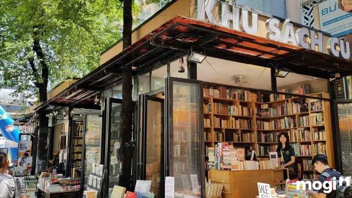 Khi sao Văn Xương xuất hiện tại cung Điền Trạch, họ sẽ gặp nhiều thuận lợi trong việc mưu cầu nhà cửa, nhưng cũng cần lưu ý đến những yếu tố ảnh hưởng từ các sao xấu.