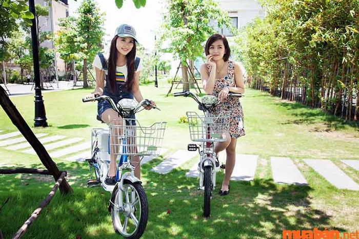 Xe đạp điện hiện đang trở thành phương tiện phổ biến trong đời sống hàng ngày.