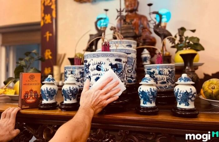 Cần tuyệt đối tránh di chuyển bát hương khi dọn dẹp bàn thờ để không làm xáo trộn phong thủy của gia đình.