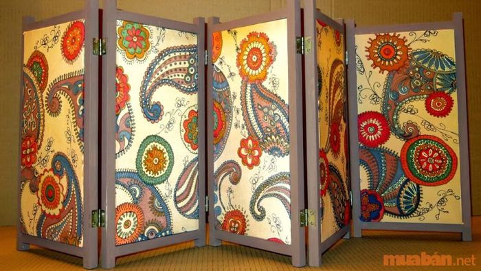 Bình phong là một vật dụng có ý nghĩa đặc biệt trong phong thủy, đóng vai trò quan trọng trong việc tạo không gian và cân bằng năng lượng.