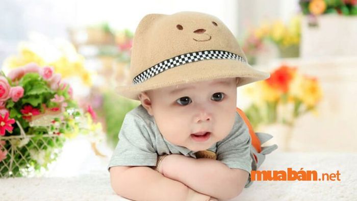 Bé trai sinh năm 2024 có năng khiếu giao tiếp tốt và dễ dàng tạo ấn tượng với người khác.