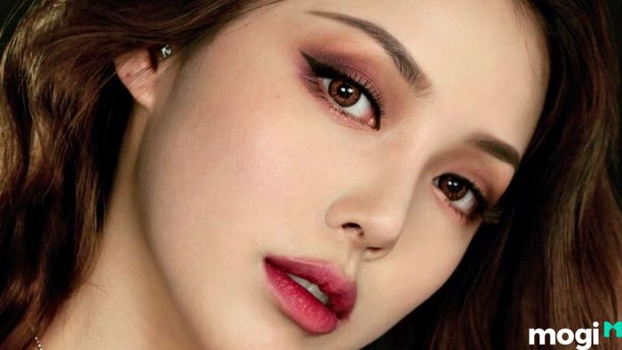Tướng lông mày lá liễu ở phụ nữ biểu hiện cho sự dịu dàng và tinh tế, mang lại nét đẹp thanh thoát và cuốn hút.