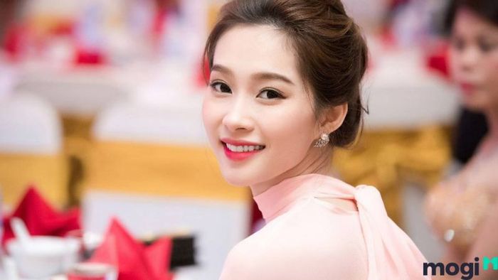 Khuôn mặt trái xoan đẹp 1