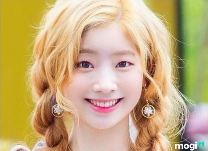 Mắt 1 mí là gì - Kiểu tóc mái xéo quyến rũ