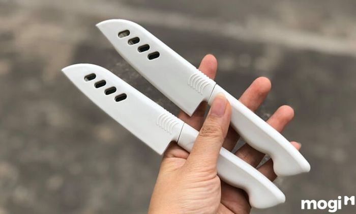 Phương pháp đốt vía cho trẻ sơ sinh bằng cách để dao hoặc kéo ở đầu giường