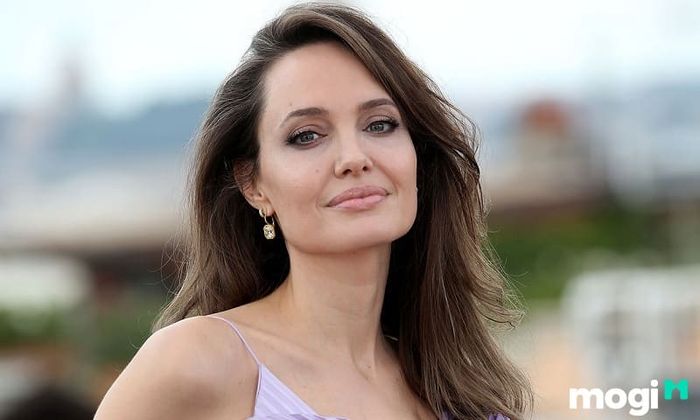 Gương mặt chữ điền của Angelina Jolie nổi bật với những đường nét mạnh mẽ