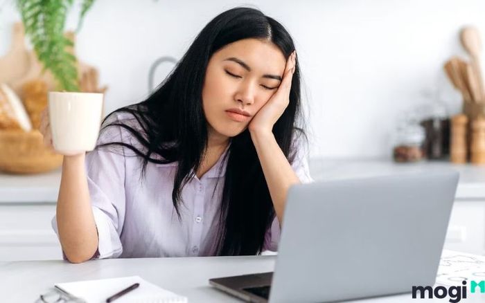 Giật mắt phải hoặc hiện tượng nháy mắt phải thường xuất hiện khi cơ thể bạn đang trong trạng thái mệt mỏi