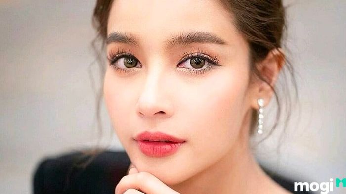 Tướng lông mày chuẩn đẹp ở nữ giới, giúp làm nổi bật vẻ đẹp tự nhiên và tạo ấn tượng mạnh mẽ trong mọi ánh nhìn.