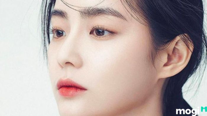 Tướng lông mày dài và đều ở nữ giới thể hiện sự cân đối và hài hòa. Những người sở hữu dáng mày này thường có tính cách điềm đạm, khả năng giao tiếp tốt và tạo được sự kết nối tốt với mọi người.