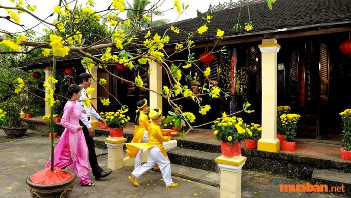 Xông đất là một nghi thức truyền thống đầy ý nghĩa trong văn hóa người Việt, dùng để đón chào năm mới và mang lại nhiều may mắn cho gia đình