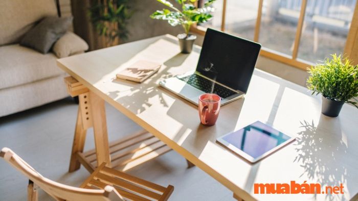 Hướng bàn làm việc nên được bố trí theo hướng Nam để thu hút tài lộc và vận may.
