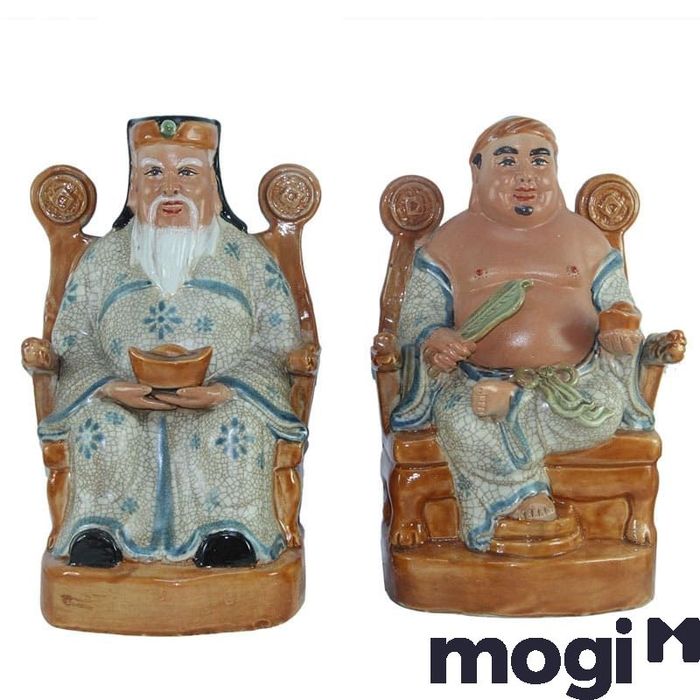 Một vật phẩm không thể thiếu trên bàn thờ là tượng Thổ Địa và Thần Tài.