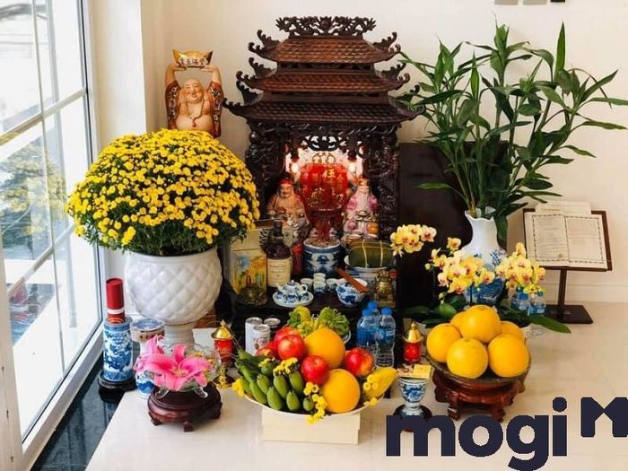 Hãy duy trì việc lau dọn bàn thờ thường xuyên và dâng hương mỗi ngày để thu hút tài lộc cho gia đình.