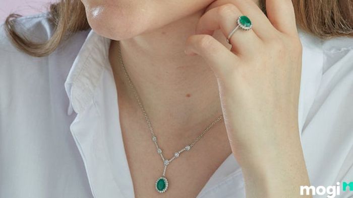 Emerald là một loại đá quý nổi bật với vẻ đẹp và sự quý hiếm của mình.