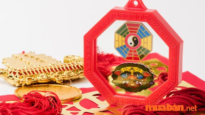 Đặt gương bát quái để giảm bớt năng lượng xấu trong ngôi nhà, bảo vệ gia đình khỏi những ảnh hưởng không tốt.