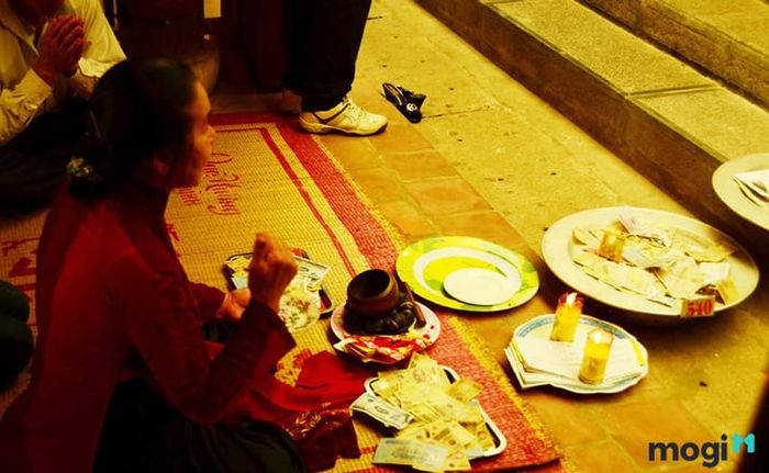 Người thực hiện lễ cúng cần giữ lòng thành, tôn trọng, và chân thành khi tiến hành lễ giải hạn Tam Tai.