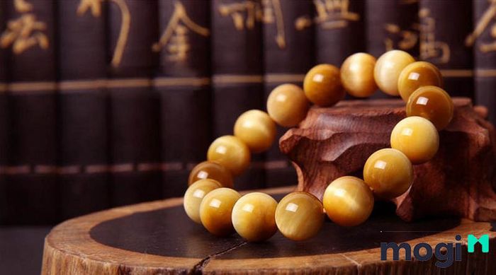 Đá mắt hổ vàng tươi mang lại nhiều lợi ích phong thủy cho gia chủ Quý Dậu 1993.