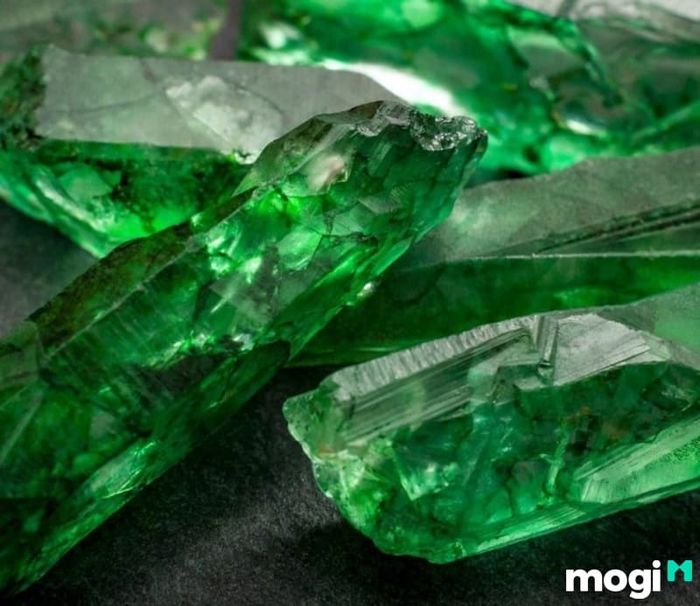 Emerald là ngọc lục bảo, viên đá quý mang lại nhiều giá trị và ý nghĩa phong thủy.