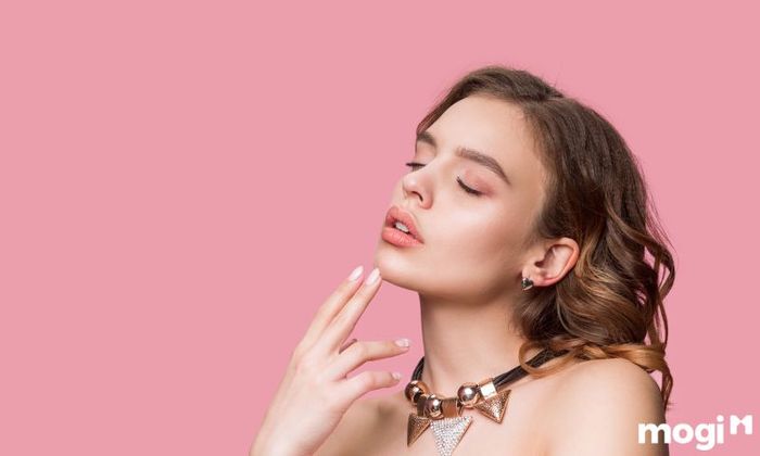 Phụ nữ gò má cao nên chọn kiểu tóc xoăn hoặc bob để làm dịu các đường nét gương mặt