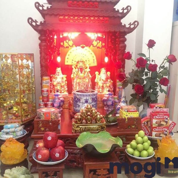 Một tín ngưỡng đặc trưng của người Việt là thờ cúng Thần Tài và Thổ Địa