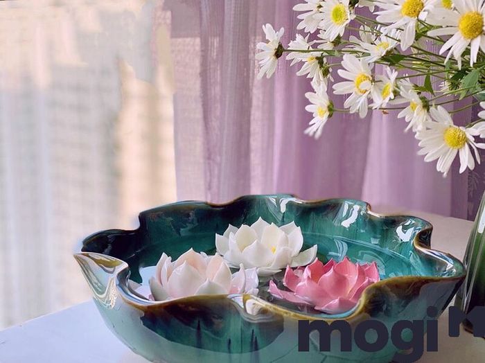 Bát tụ lộc dùng để chứa nước và rải những cánh hoa tươi lên trên, mang lại may mắn và tài lộc cho gia đình.