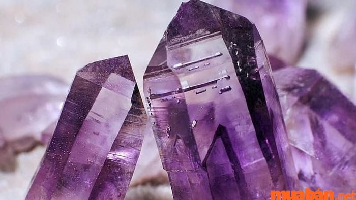 Thạch anh tím không chỉ có giá trị trong phong thủy mà còn mang trong mình yếu tố tâm linh mạnh mẽ, được nhiều người tin dùng.