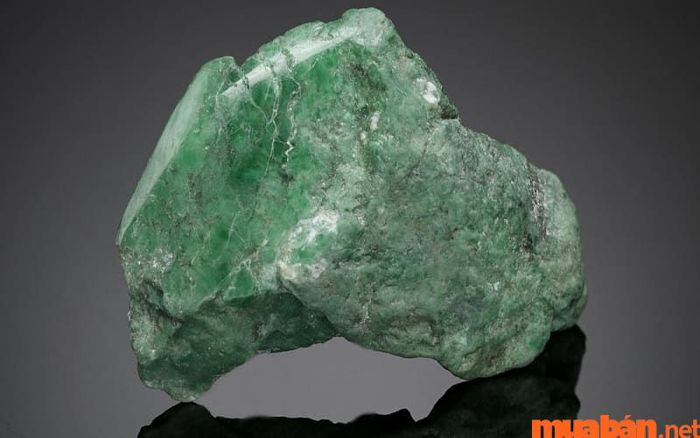 Đá ngọc bích là một lựa chọn phổ biến trong việc chế tác trang sức dành cho phụ nữ tuổi Giáp Thìn 1964.