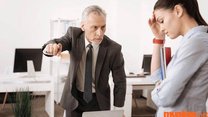 Khi Vũ Khúc nhập miếu, quan hệ với cấp trên có thể không được tốt đẹp.