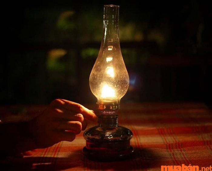 1964 mệnh gì? Những người sinh năm 1964 thuộc mệnh Hỏa, với nạp âm Phú Đăng Hỏa, như ngọn lửa của đèn dầu, ấm áp và gần gũi.
