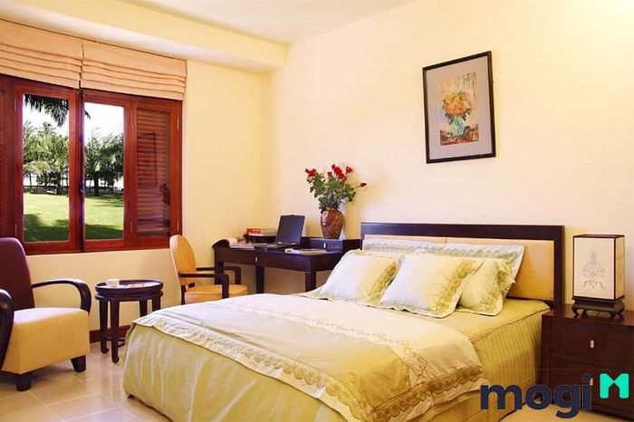 Chọn hướng kê giường là yếu tố vô cùng quan trọng trong phong thủy, ảnh hưởng trực tiếp đến sức khỏe và tài vận của gia chủ.