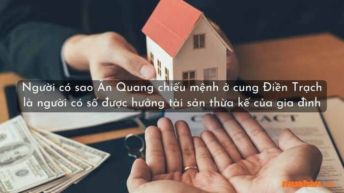 Ân Quang ở cung Điền Trạch chỉ ra rằng gia chủ sẽ nhận được tài sản thừa kế quý giá từ tổ tiên, mang lại sự ổn định tài chính cho gia đình.